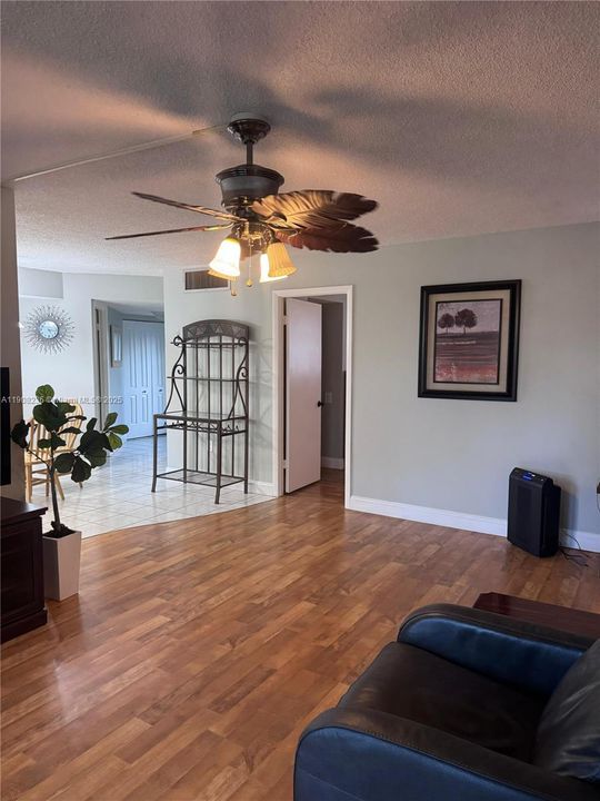 En Venta: $114,900 (2 camas, 2 baños, 950 Pies cuadrados)