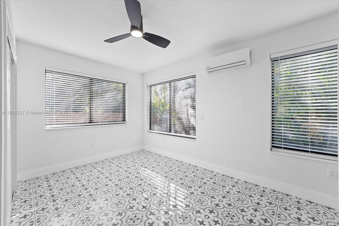 Под контрактом: $3,400 (3 спален, 2 ванн, 1918 Квадратных фут)