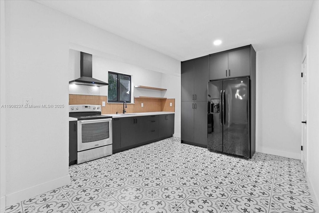 Под контрактом: $3,400 (3 спален, 2 ванн, 1918 Квадратных фут)