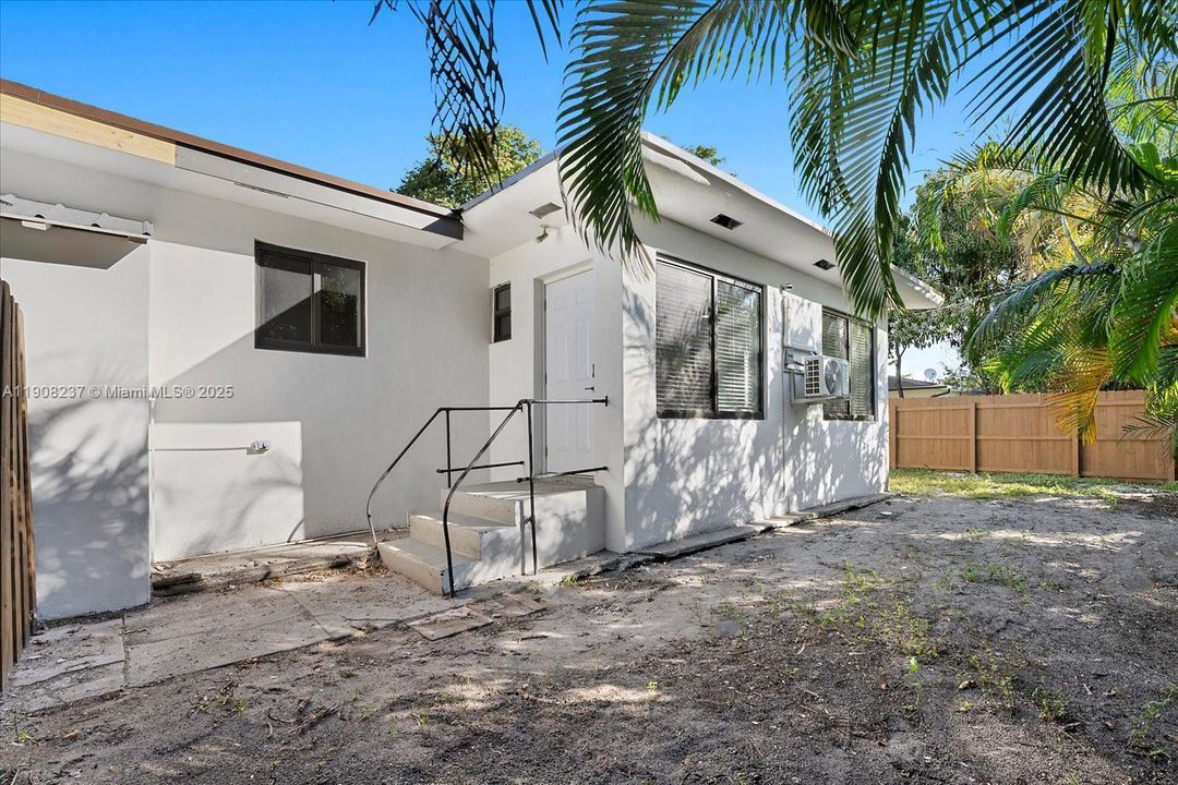 Под контрактом: $3,400 (3 спален, 2 ванн, 1918 Квадратных фут)