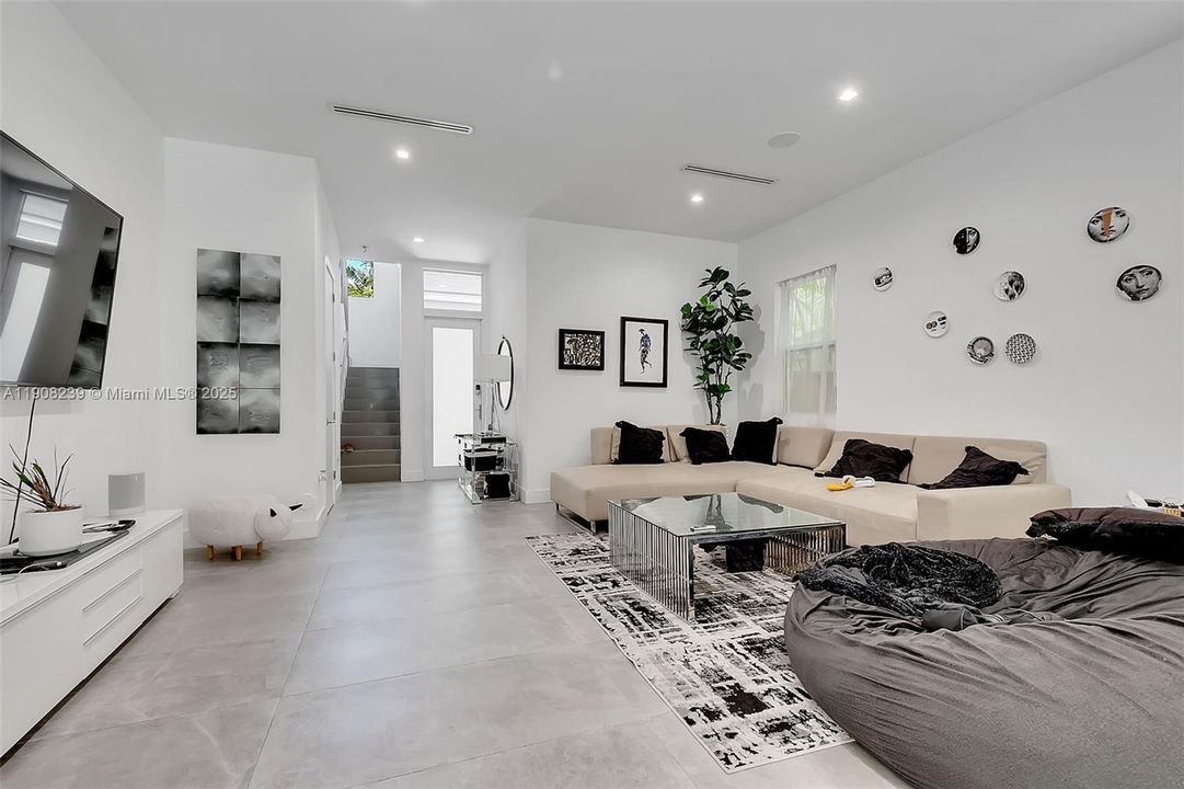 合同活跃: $9,200 (3 贝兹, 2 浴室, 1935 平方英尺)