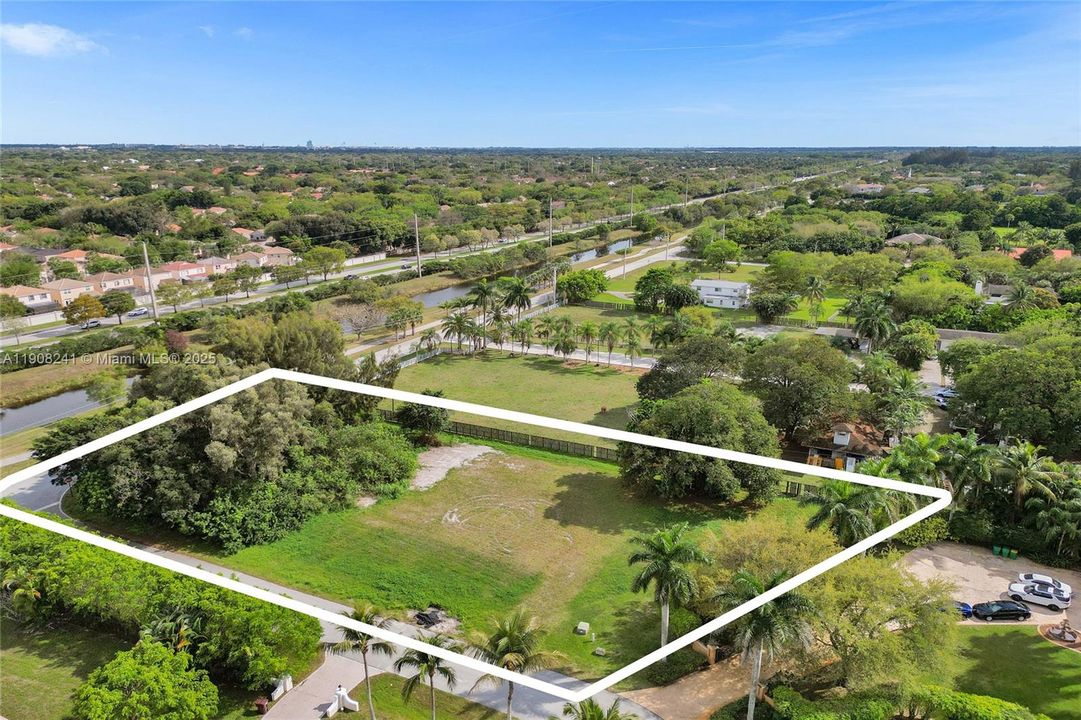 待售: $945,000 (0.82 acres)