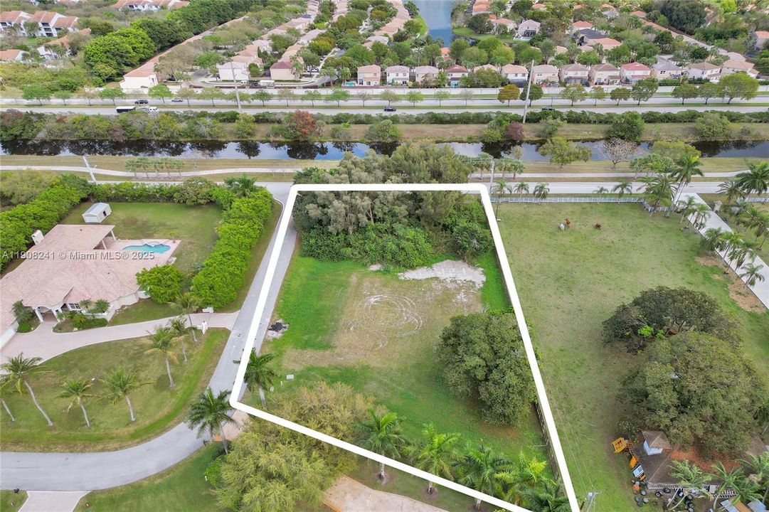 待售: $945,000 (0.82 acres)