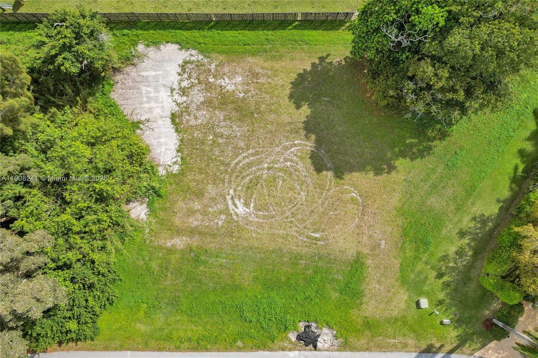 待售: $945,000 (0.82 acres)