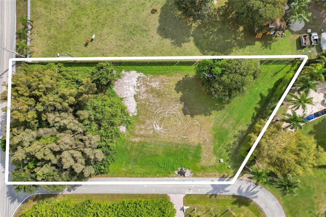 待售: $945,000 (0.82 acres)