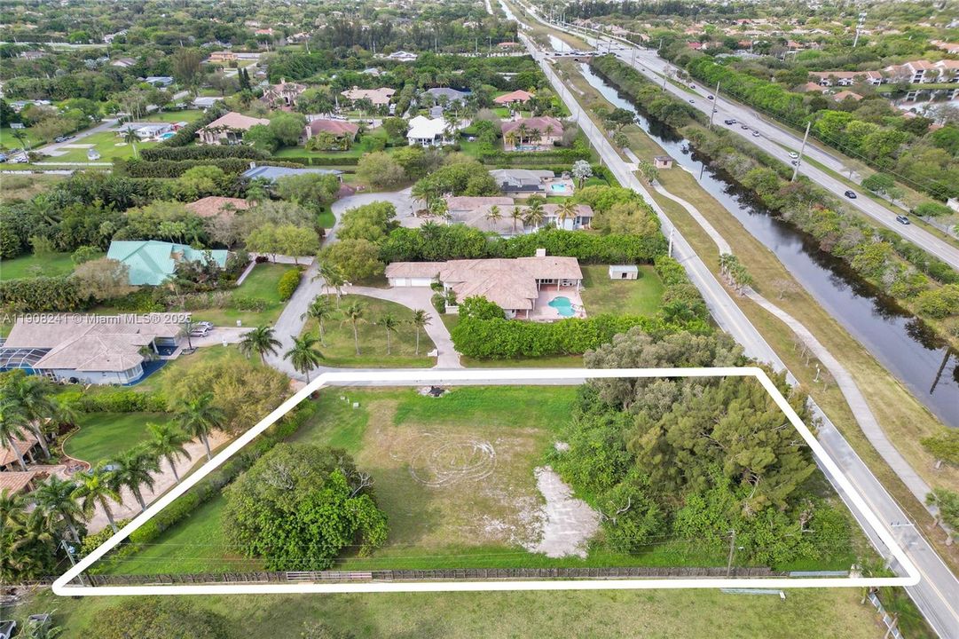 待售: $945,000 (0.82 acres)