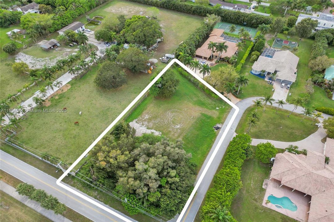 待售: $945,000 (0.82 acres)