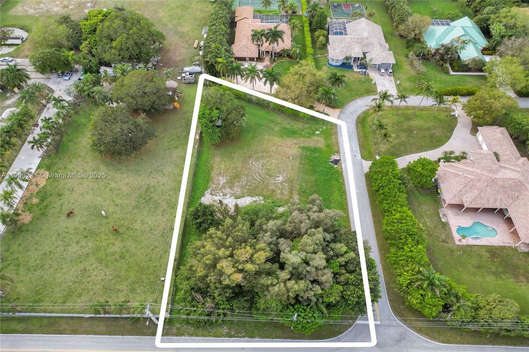 待售: $945,000 (0.82 acres)