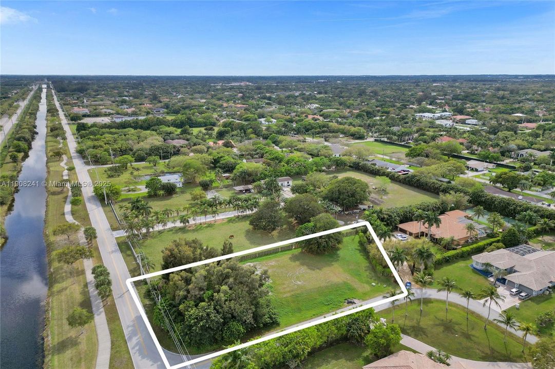 待售: $945,000 (0.82 acres)