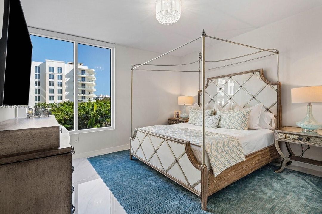 Под контрактом: $4,988,000 (3 спален, 3 ванн, 3241 Квадратных фут)