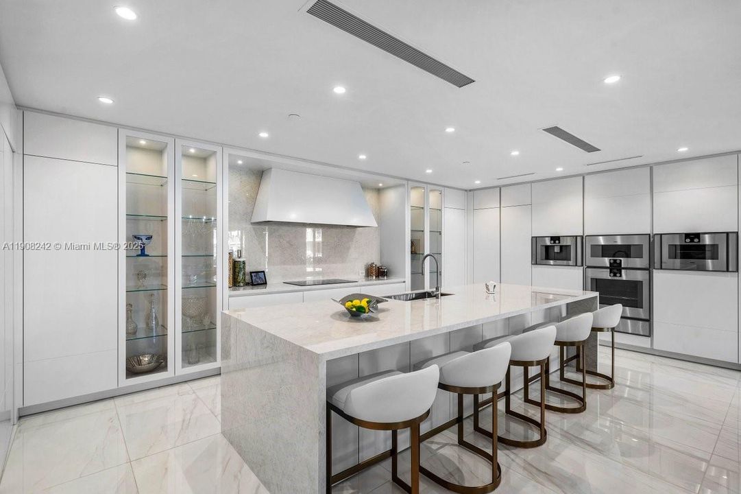 Под контрактом: $4,988,000 (3 спален, 3 ванн, 3241 Квадратных фут)