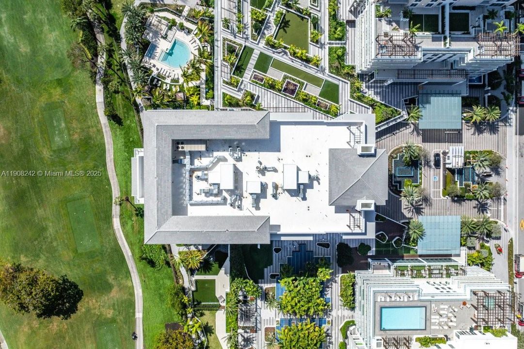 Под контрактом: $4,988,000 (3 спален, 3 ванн, 3241 Квадратных фут)