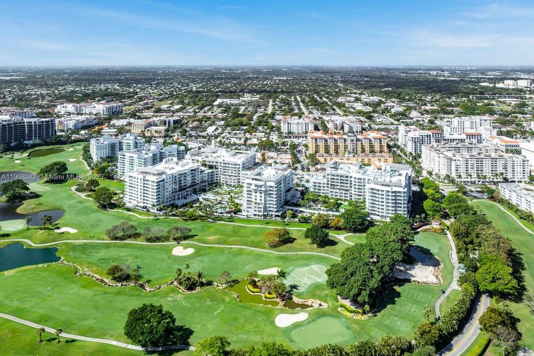 Под контрактом: $4,988,000 (3 спален, 3 ванн, 3241 Квадратных фут)