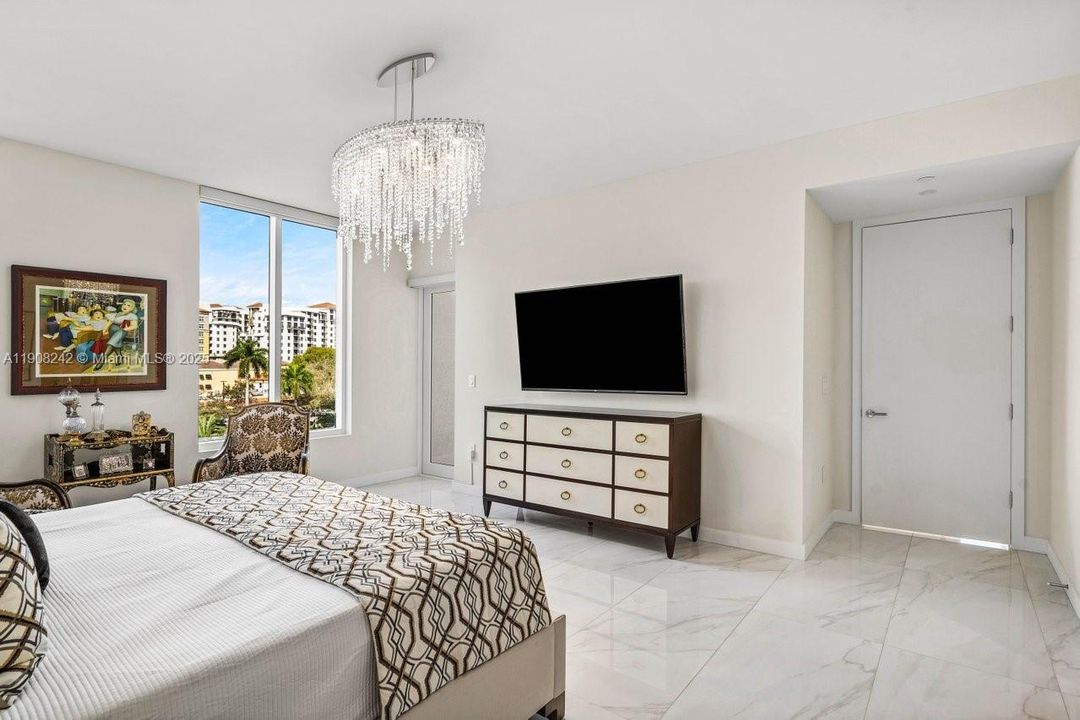 Под контрактом: $4,988,000 (3 спален, 3 ванн, 3241 Квадратных фут)