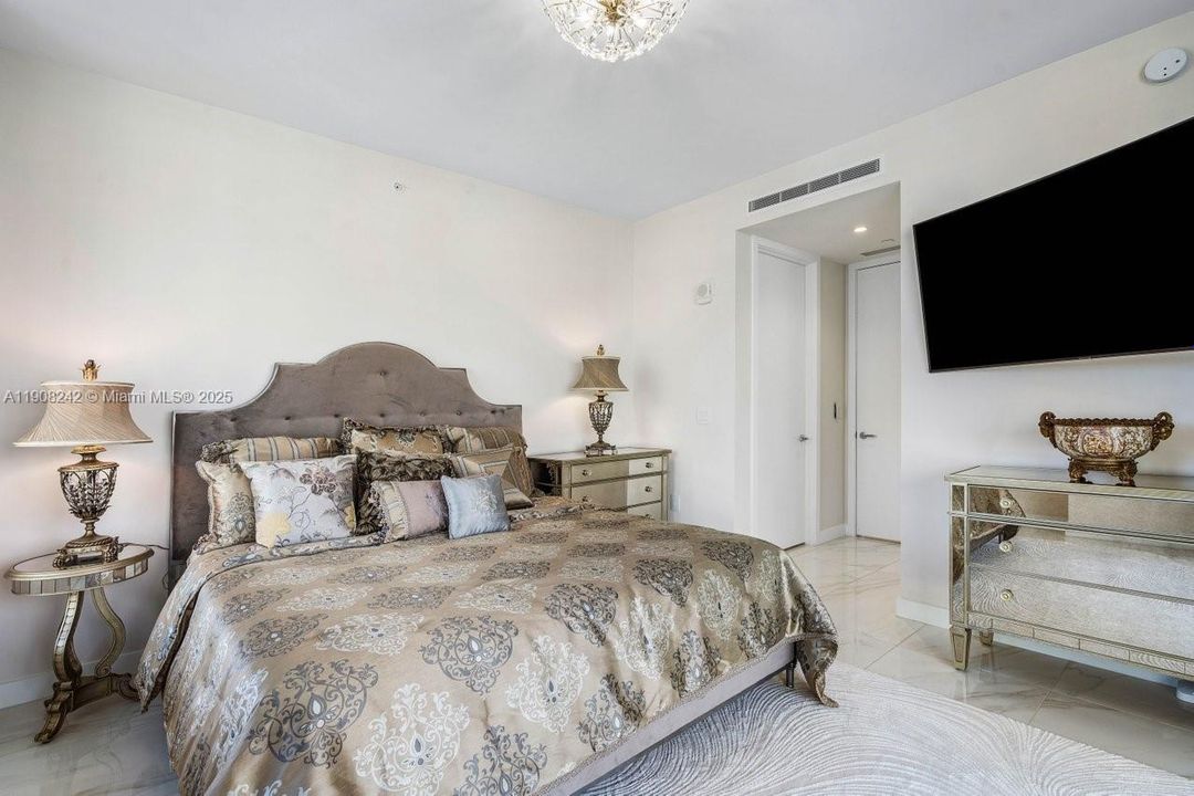 Под контрактом: $4,988,000 (3 спален, 3 ванн, 3241 Квадратных фут)