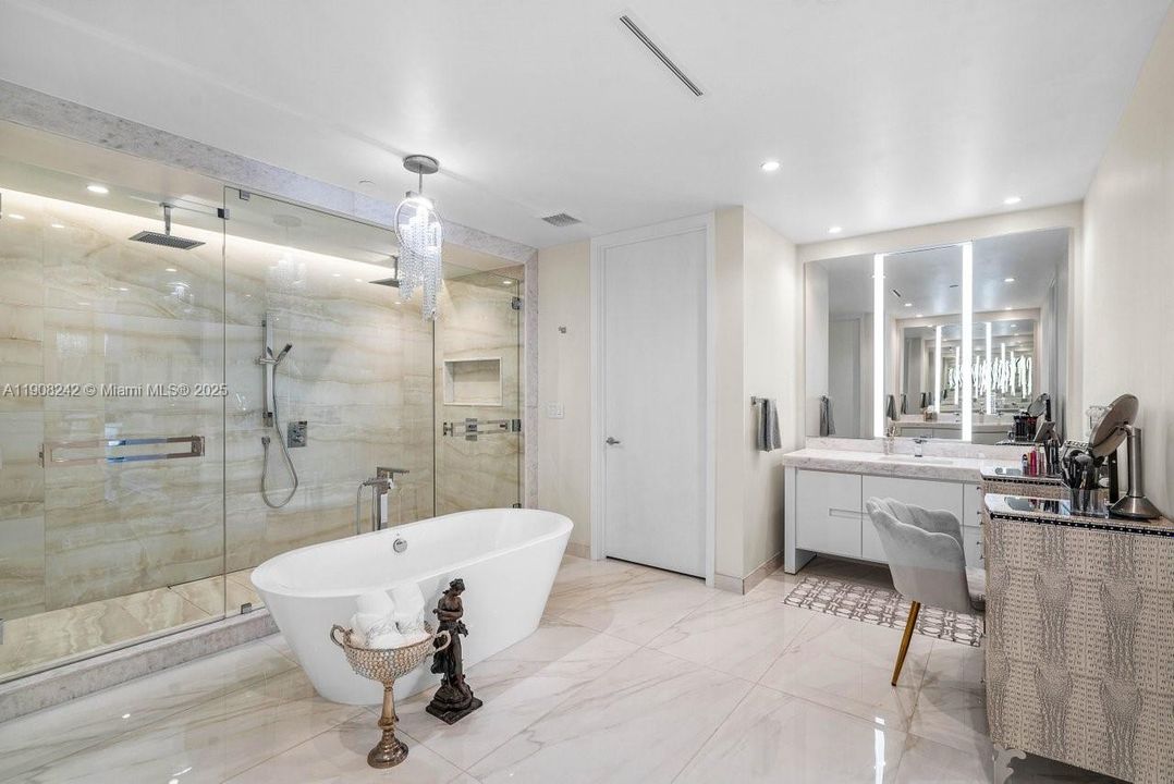 Под контрактом: $4,988,000 (3 спален, 3 ванн, 3241 Квадратных фут)