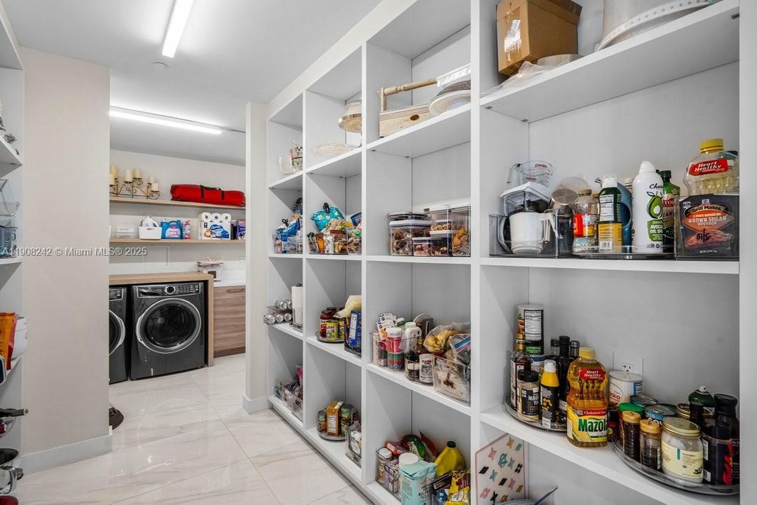 Под контрактом: $4,988,000 (3 спален, 3 ванн, 3241 Квадратных фут)