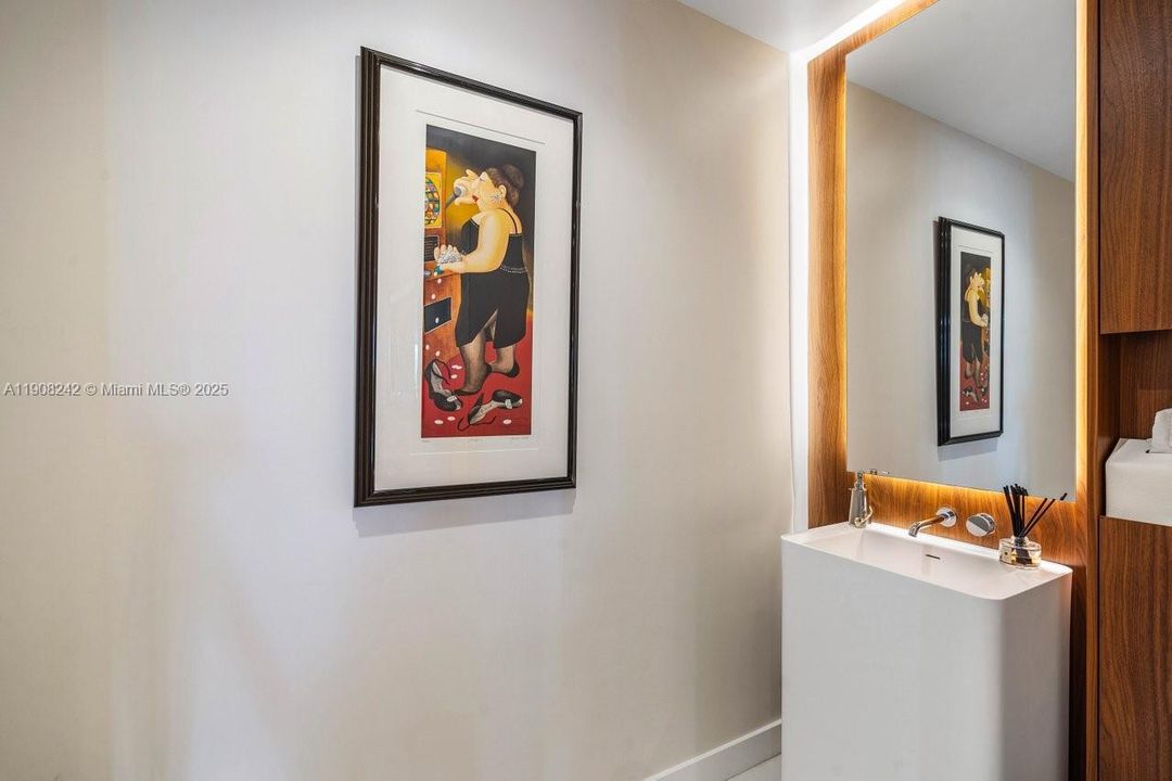 Под контрактом: $4,988,000 (3 спален, 3 ванн, 3241 Квадратных фут)