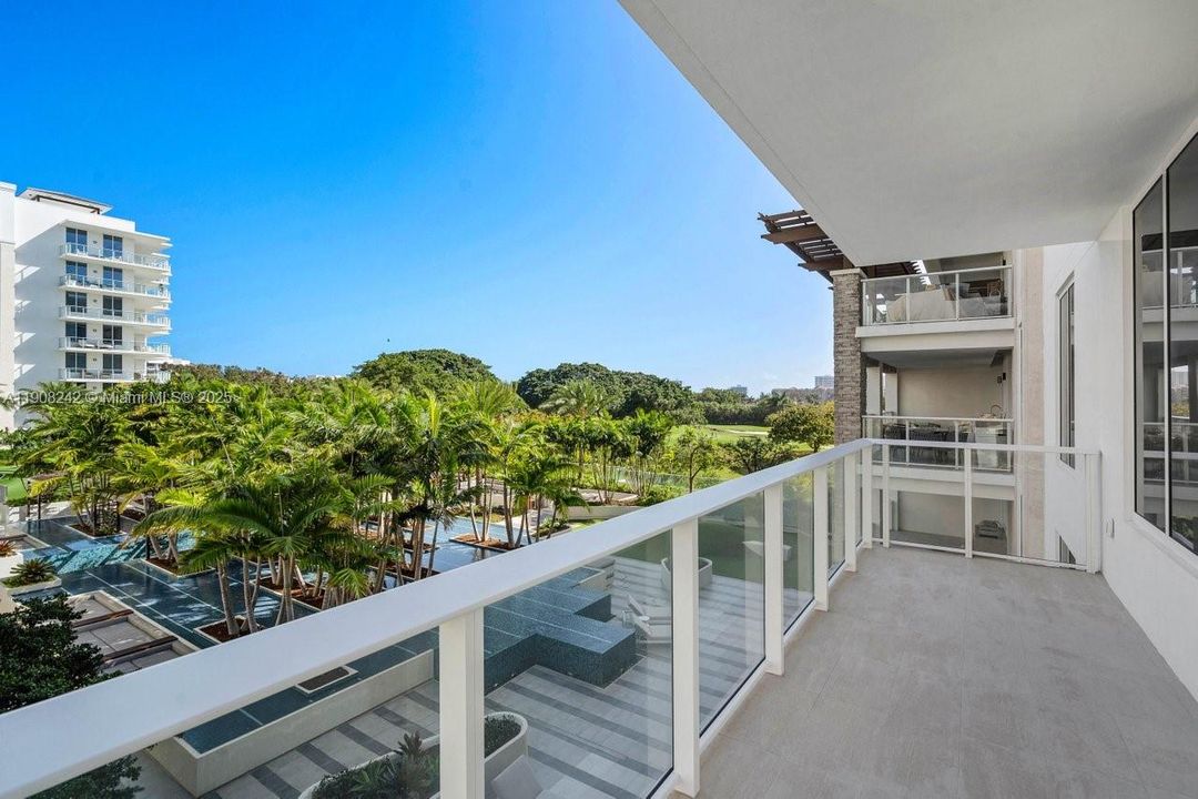 Под контрактом: $4,988,000 (3 спален, 3 ванн, 3241 Квадратных фут)