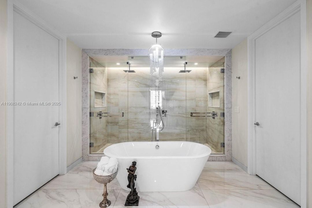 Под контрактом: $4,988,000 (3 спален, 3 ванн, 3241 Квадратных фут)