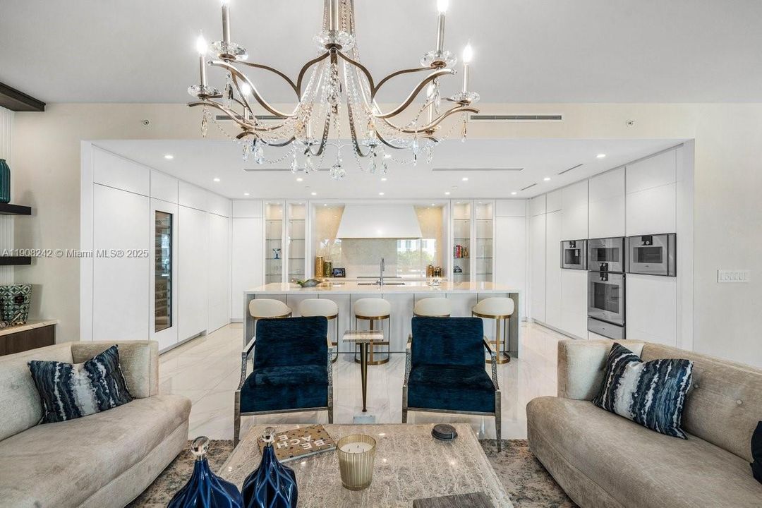 Под контрактом: $4,988,000 (3 спален, 3 ванн, 3241 Квадратных фут)