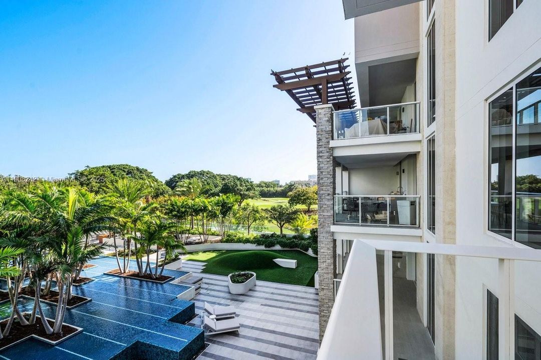 Под контрактом: $4,988,000 (3 спален, 3 ванн, 3241 Квадратных фут)