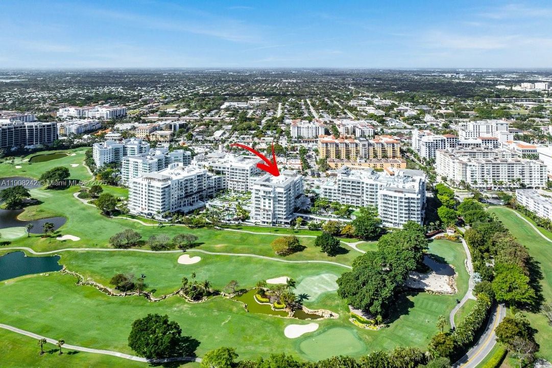 Под контрактом: $4,988,000 (3 спален, 3 ванн, 3241 Квадратных фут)