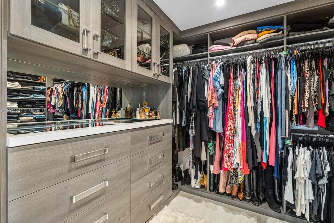 Под контрактом: $4,988,000 (3 спален, 3 ванн, 3241 Квадратных фут)