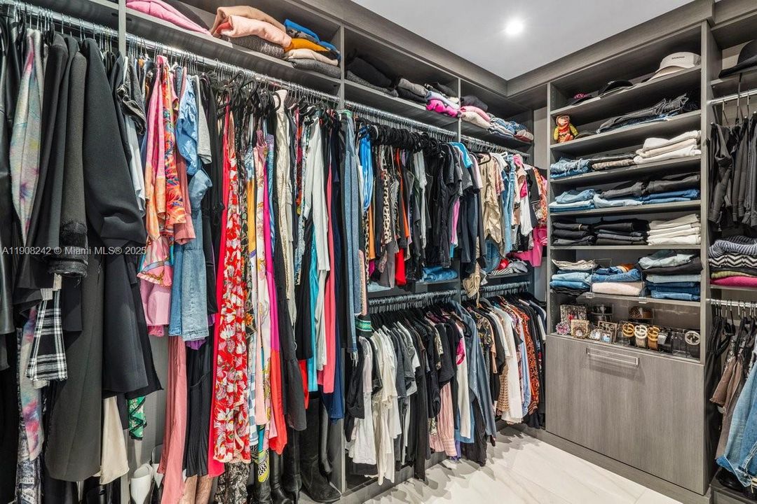 Под контрактом: $4,988,000 (3 спален, 3 ванн, 3241 Квадратных фут)