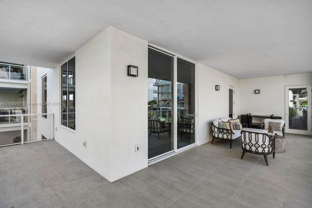 Под контрактом: $4,988,000 (3 спален, 3 ванн, 3241 Квадратных фут)