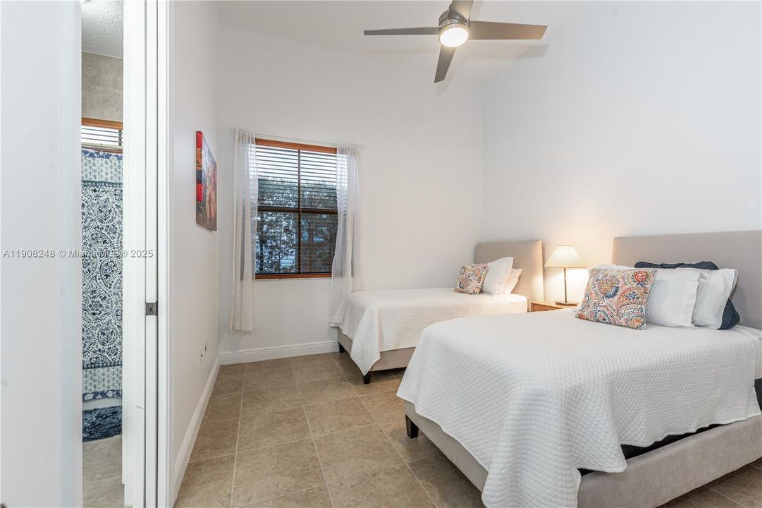 合同活跃: $1,025,000 (4 贝兹, 3 浴室, 2320 平方英尺)