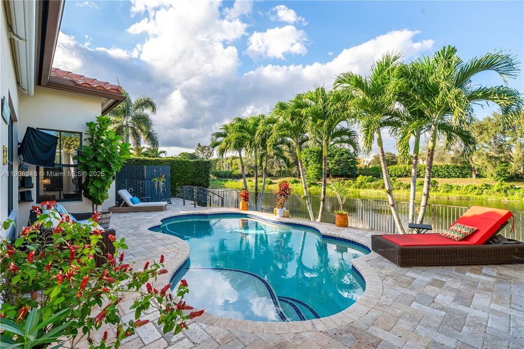 合同活跃: $1,025,000 (4 贝兹, 3 浴室, 2320 平方英尺)