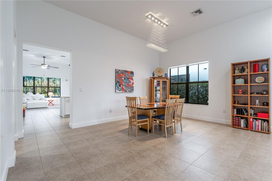 合同活跃: $1,025,000 (4 贝兹, 3 浴室, 2320 平方英尺)