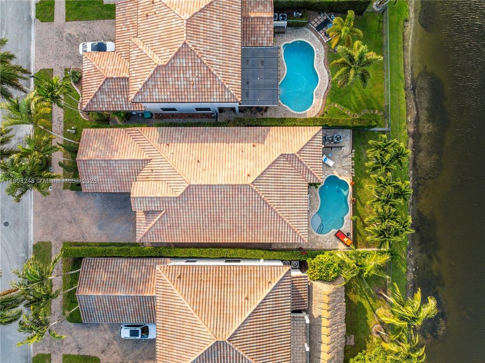 合同活跃: $1,025,000 (4 贝兹, 3 浴室, 2320 平方英尺)