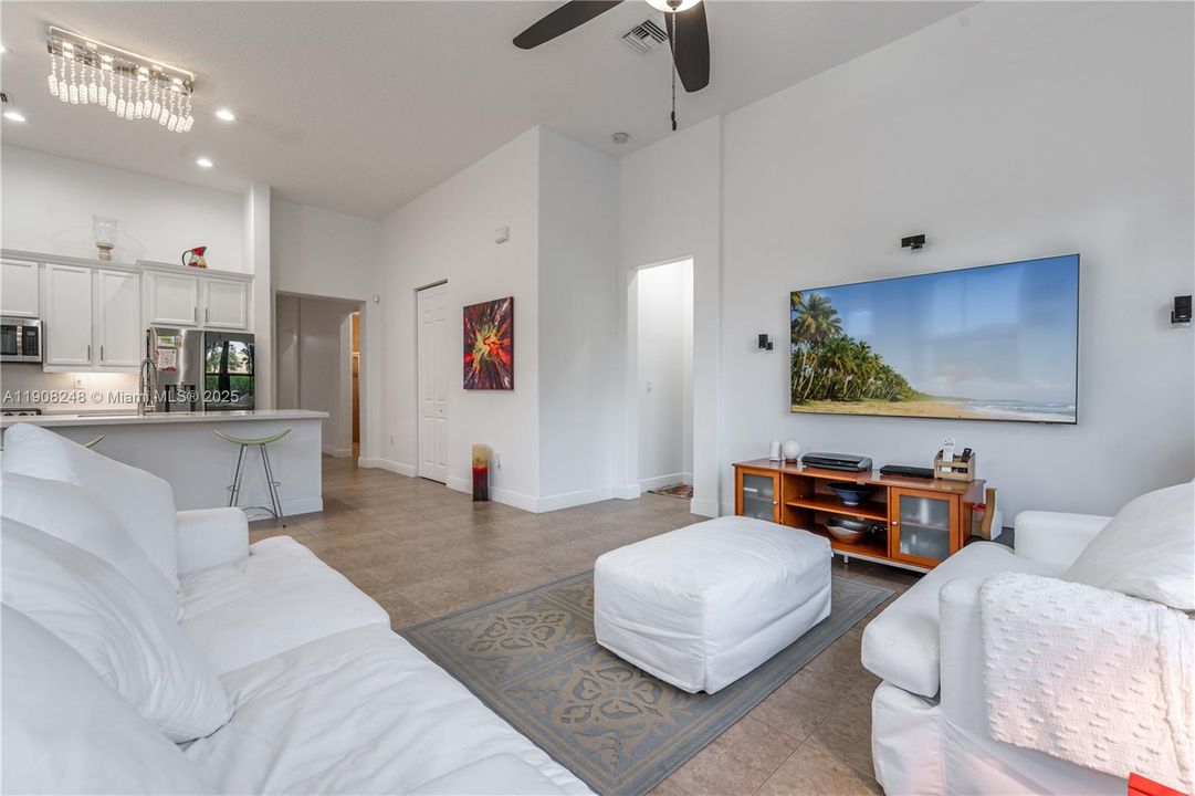 合同活跃: $1,025,000 (4 贝兹, 3 浴室, 2320 平方英尺)