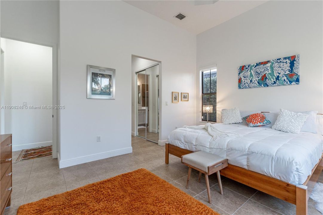 合同活跃: $1,025,000 (4 贝兹, 3 浴室, 2320 平方英尺)