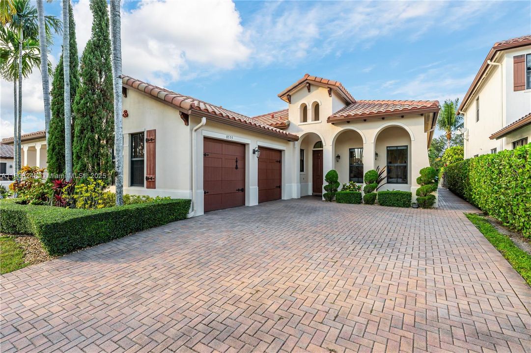 合同活跃: $1,025,000 (4 贝兹, 3 浴室, 2320 平方英尺)