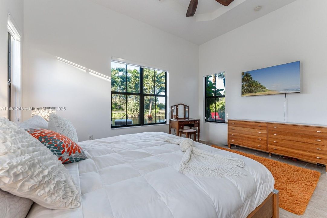 合同活跃: $1,025,000 (4 贝兹, 3 浴室, 2320 平方英尺)