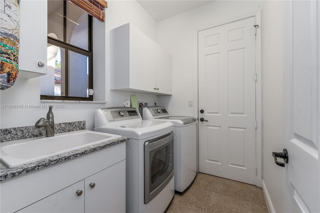 合同活跃: $1,025,000 (4 贝兹, 3 浴室, 2320 平方英尺)