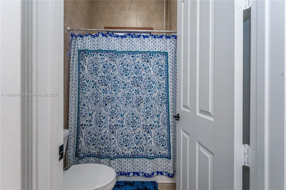 合同活跃: $1,025,000 (4 贝兹, 3 浴室, 2320 平方英尺)