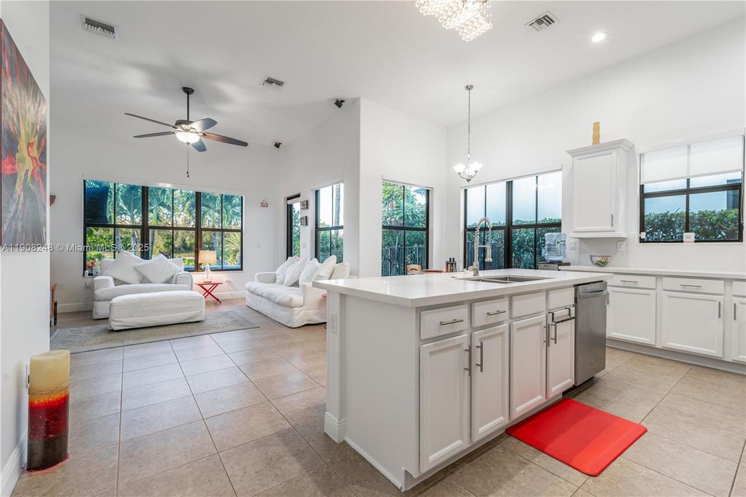 合同活跃: $1,025,000 (4 贝兹, 3 浴室, 2320 平方英尺)