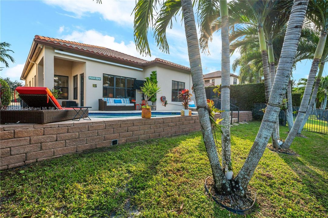 合同活跃: $1,025,000 (4 贝兹, 3 浴室, 2320 平方英尺)