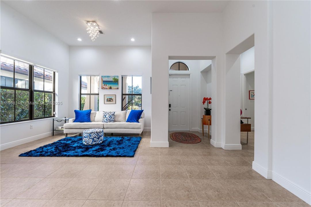 合同活跃: $1,025,000 (4 贝兹, 3 浴室, 2320 平方英尺)