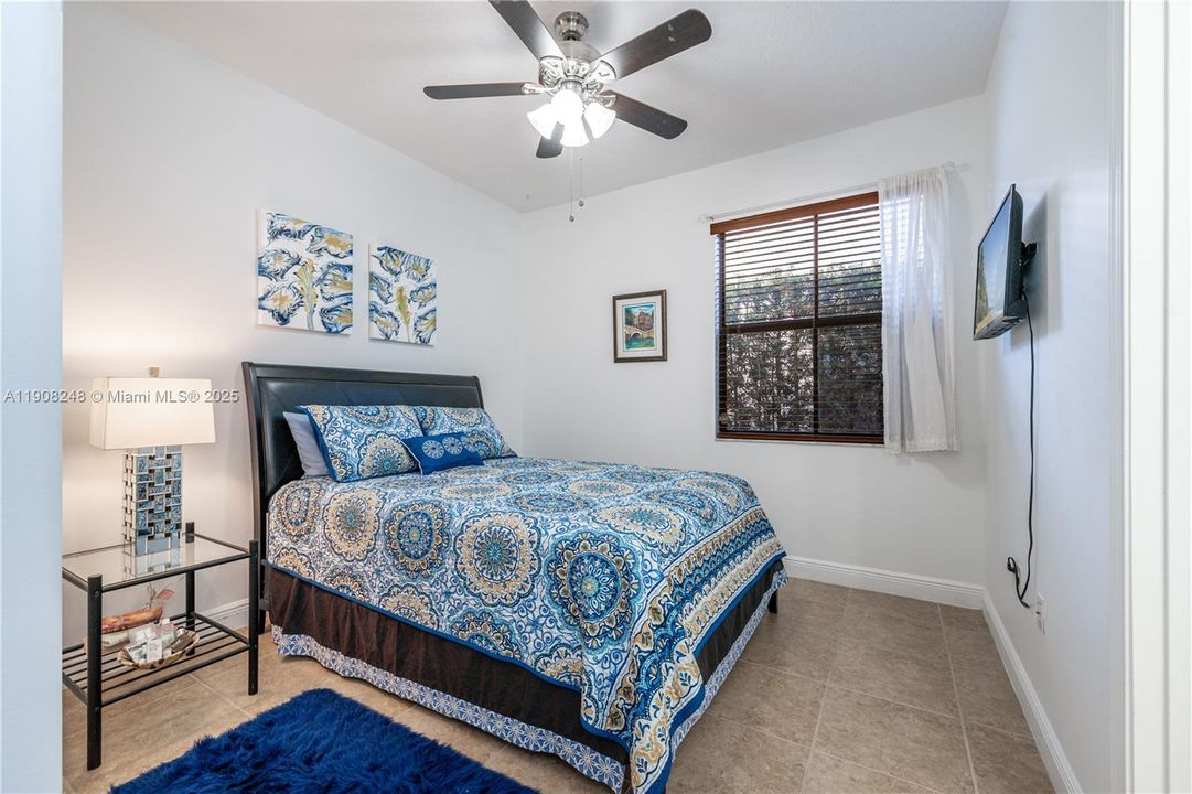 合同活跃: $1,025,000 (4 贝兹, 3 浴室, 2320 平方英尺)