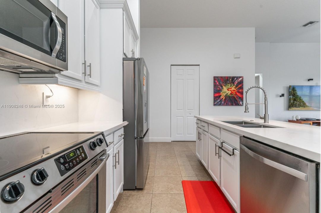 合同活跃: $1,025,000 (4 贝兹, 3 浴室, 2320 平方英尺)