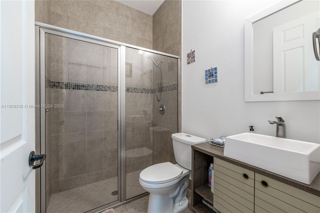 合同活跃: $1,025,000 (4 贝兹, 3 浴室, 2320 平方英尺)