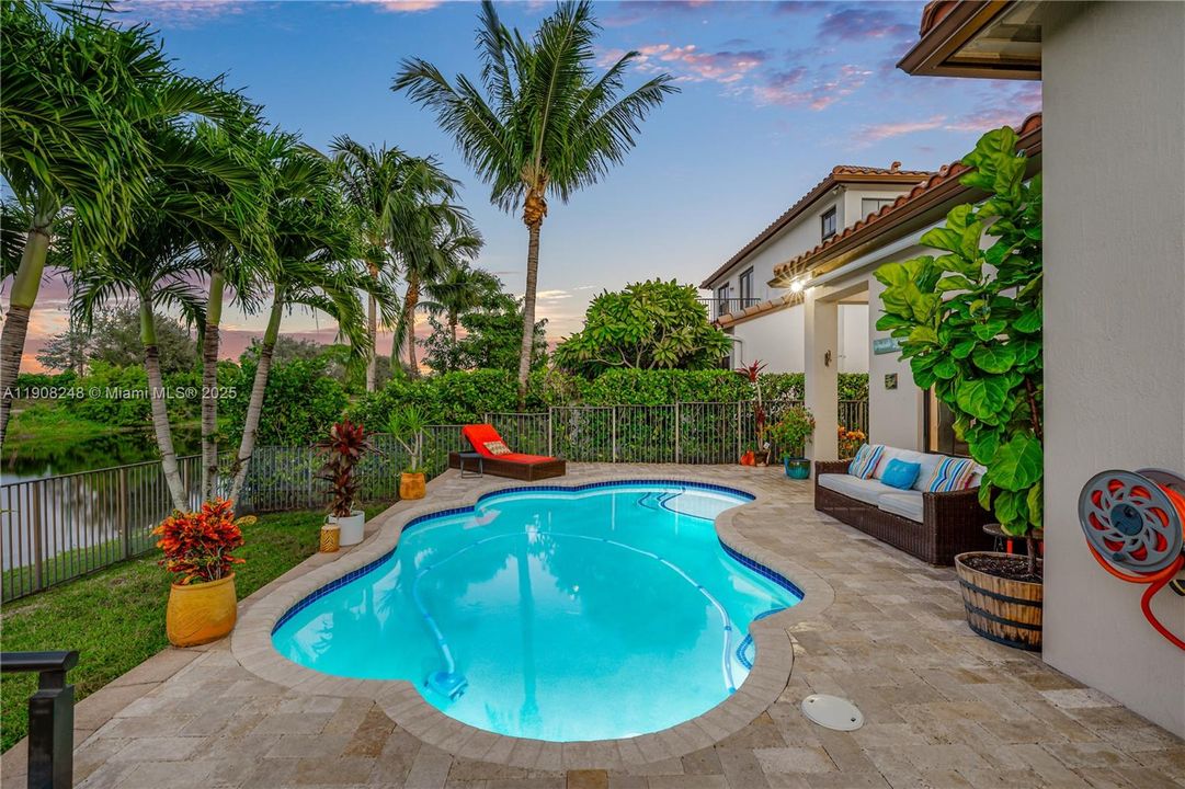 合同活跃: $1,025,000 (4 贝兹, 3 浴室, 2320 平方英尺)