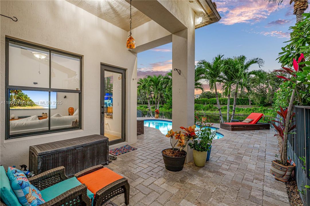 合同活跃: $1,025,000 (4 贝兹, 3 浴室, 2320 平方英尺)