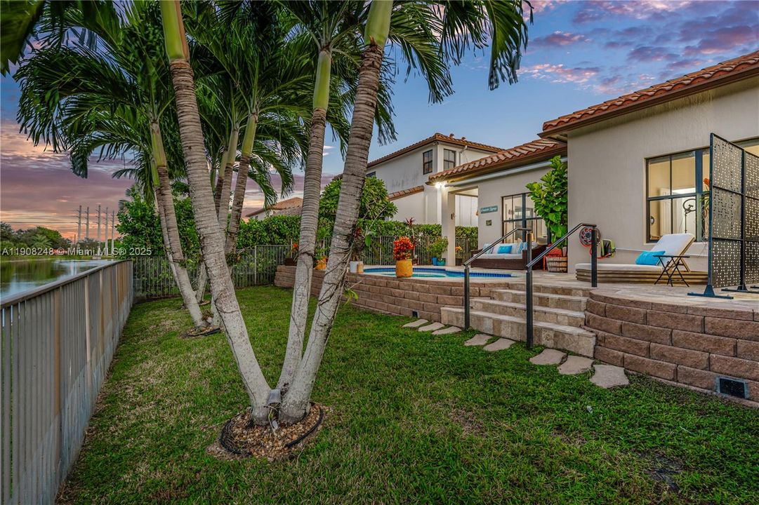 合同活跃: $1,025,000 (4 贝兹, 3 浴室, 2320 平方英尺)