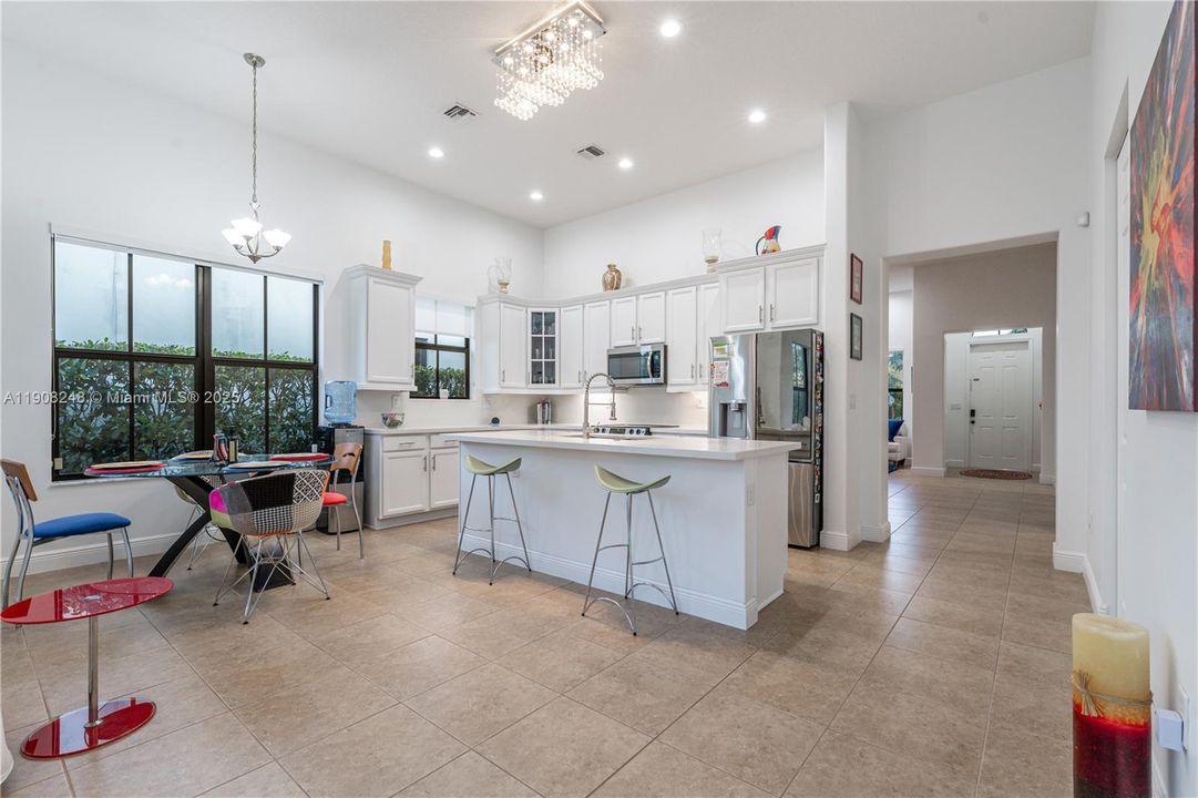 合同活跃: $1,025,000 (4 贝兹, 3 浴室, 2320 平方英尺)